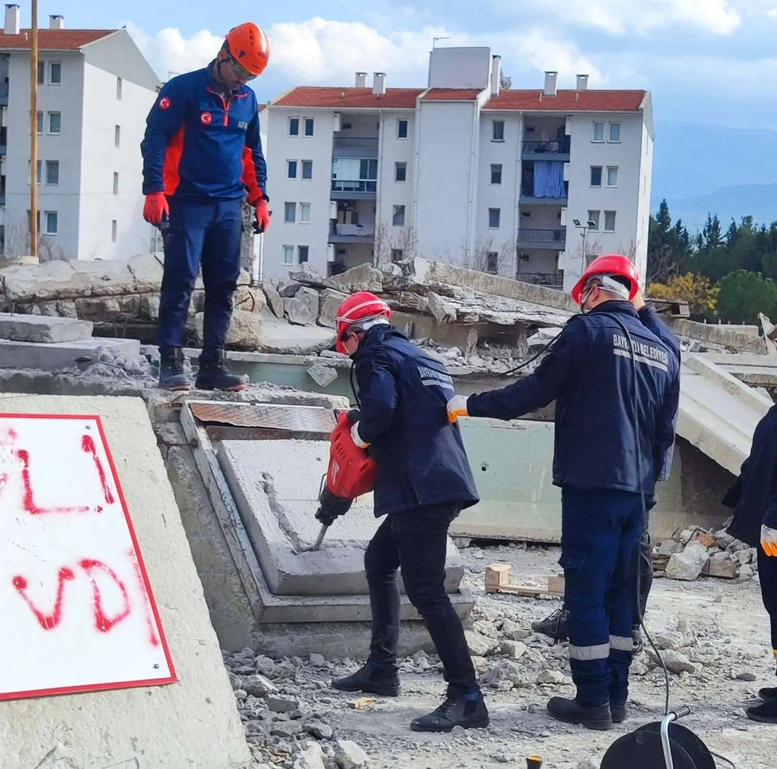 BayraklÄ± Belediyesi Arama Kurtarma Ekipleri AFAD EÄitimini TamamladÄ± (1)-1770388056270.webp